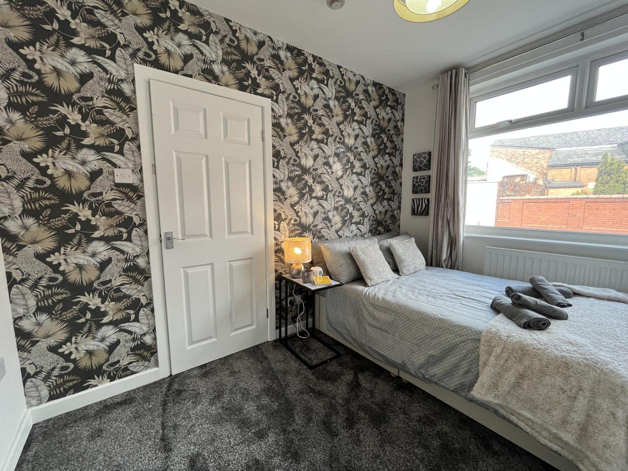 Modernised Central Wigan Townhouse Sleeps Up To 6 Экстерьер фото