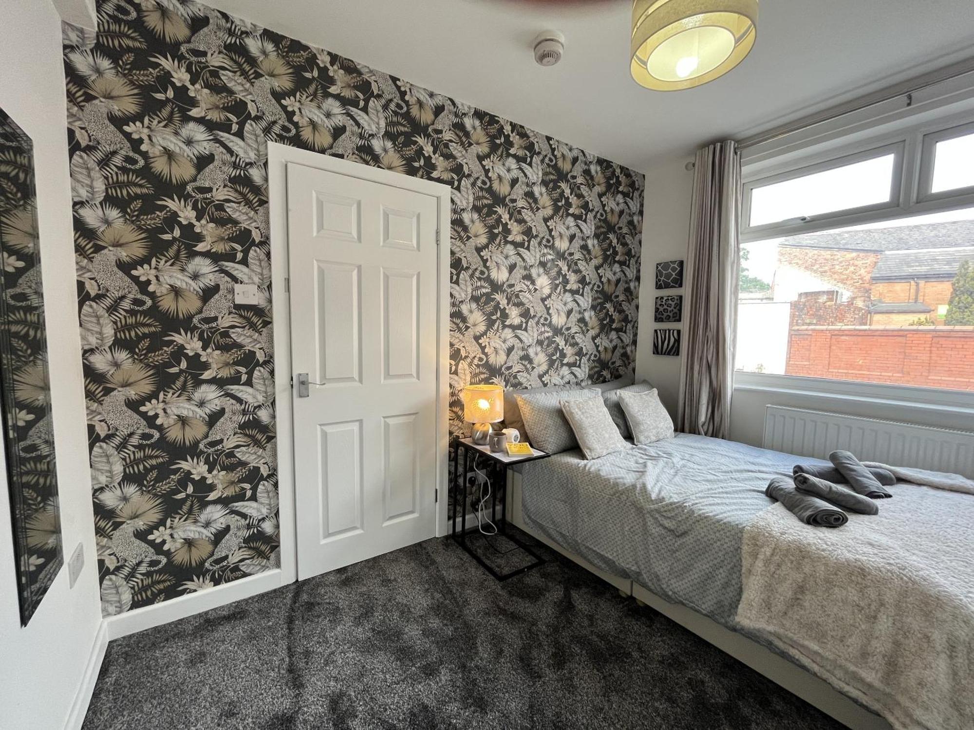 Modernised Central Wigan Townhouse Sleeps Up To 6 Экстерьер фото